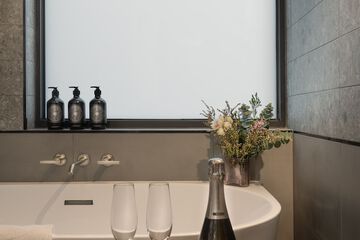 Deep soaking bathtub