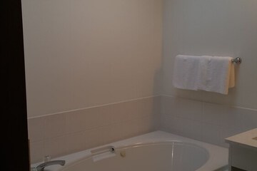 Jetted tub