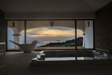 Indoor spa tub