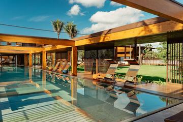 Indoor/outdoor pool