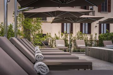 Poolside bar