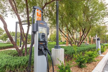 Electric vehicle charging station