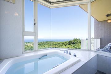 Deep soaking bathtub