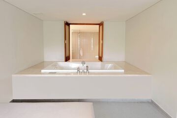 Deep soaking bathtub