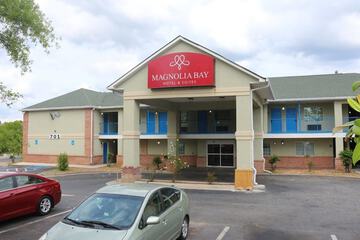 Magnolia Bay Hotel & Suites
