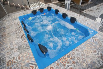 Jetted tub