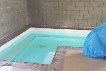 Indoor spa tub