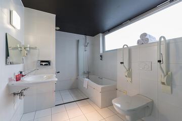 Deep soaking bathtub