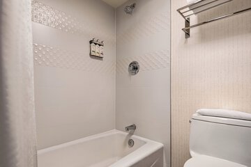 Deep soaking bathtub