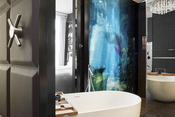 Deep soaking bathtub