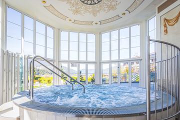 Indoor spa tub