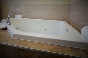 Jetted tub