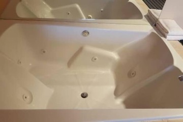 Jetted tub
