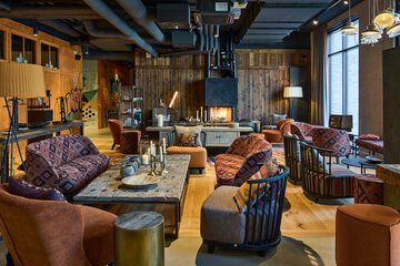 Lobby lounge