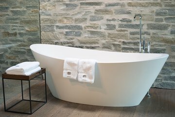 Deep soaking bathtub
