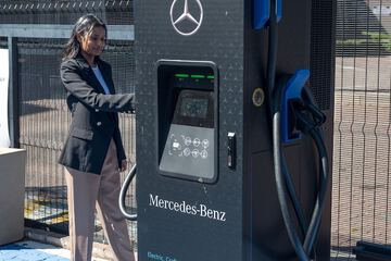 Electric vehicle charging station
