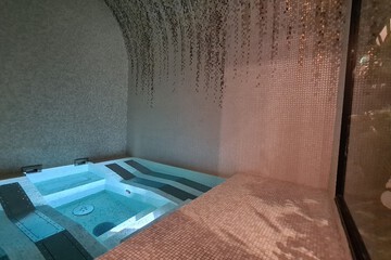 Indoor spa tub