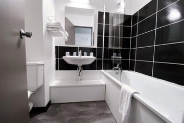 Deep soaking bathtub