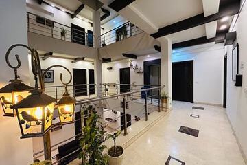 Handrails in hallways