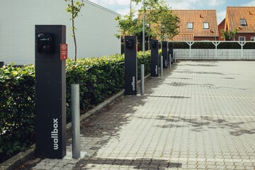 Electric vehicle charging station