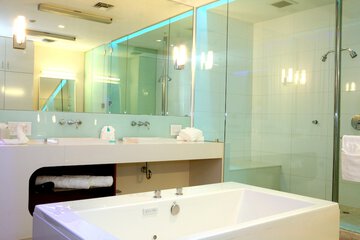 Deep soaking bathtub