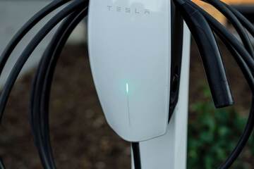 Electric vehicle charging station