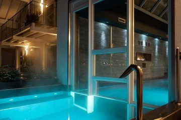 Indoor/outdoor pool