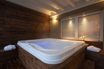 Indoor spa tub