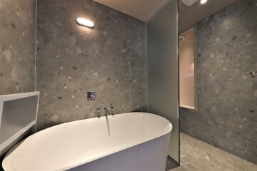Deep soaking bathtub