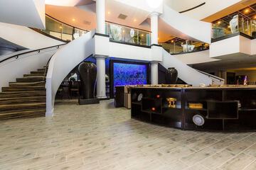 Lobby lounge