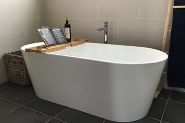 Deep soaking bathtub