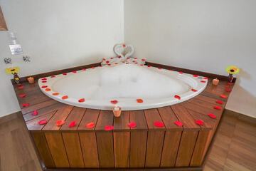 Jetted tub
