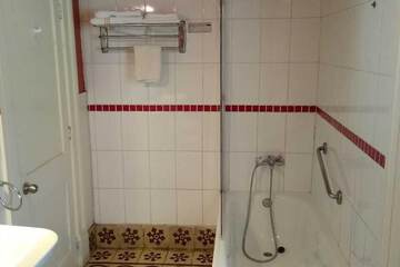 Deep soaking bathtub