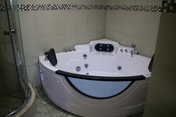 Jetted tub