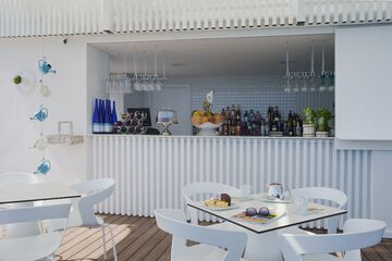 Poolside bar