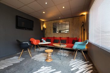 Lobby lounge