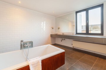 Deep soaking bathtub