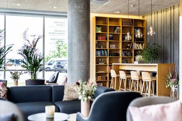 Lobby lounge