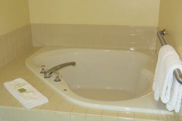 Deep soaking bathtub