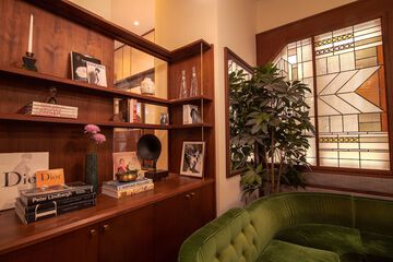 Lobby lounge
