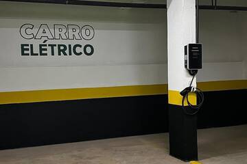 Electric vehicle charging station