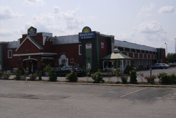 Days Inn & Suites by Wyndham Terre Haute