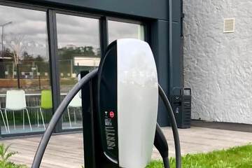 Electric vehicle charging station