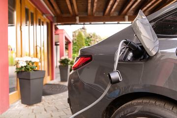 Electric vehicle charging station