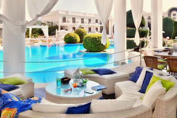 Poolside bar