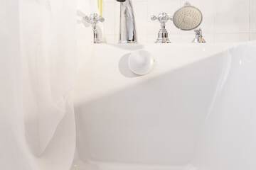 Deep soaking bathtub