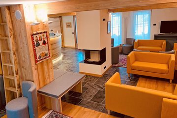 Lobby lounge