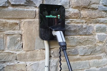 Electric vehicle charging station