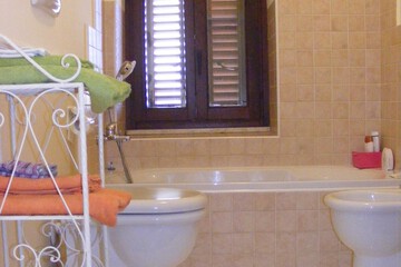 Deep soaking bathtub