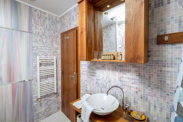 Bathroom sink